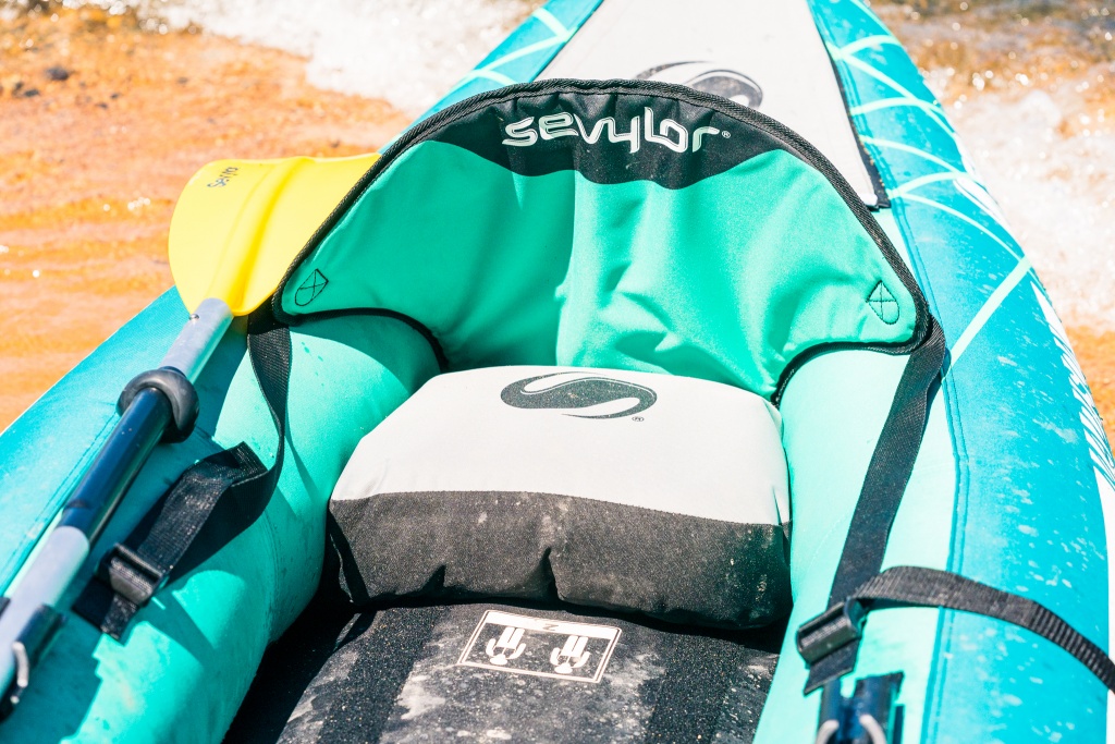 Revisión del kayak inflable Sevylor Madison: los cojines de los asientos inflables requieren algo de prÔctica para sentirse cómodos.