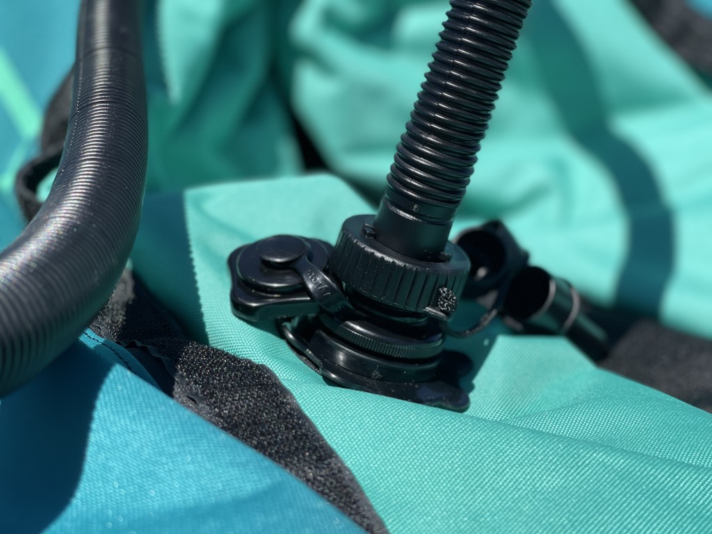 Revisión del kayak inflable Sevylor Madison: la bomba de aire incluida debe enroscarse en las vÔlvulas Boston, pero...