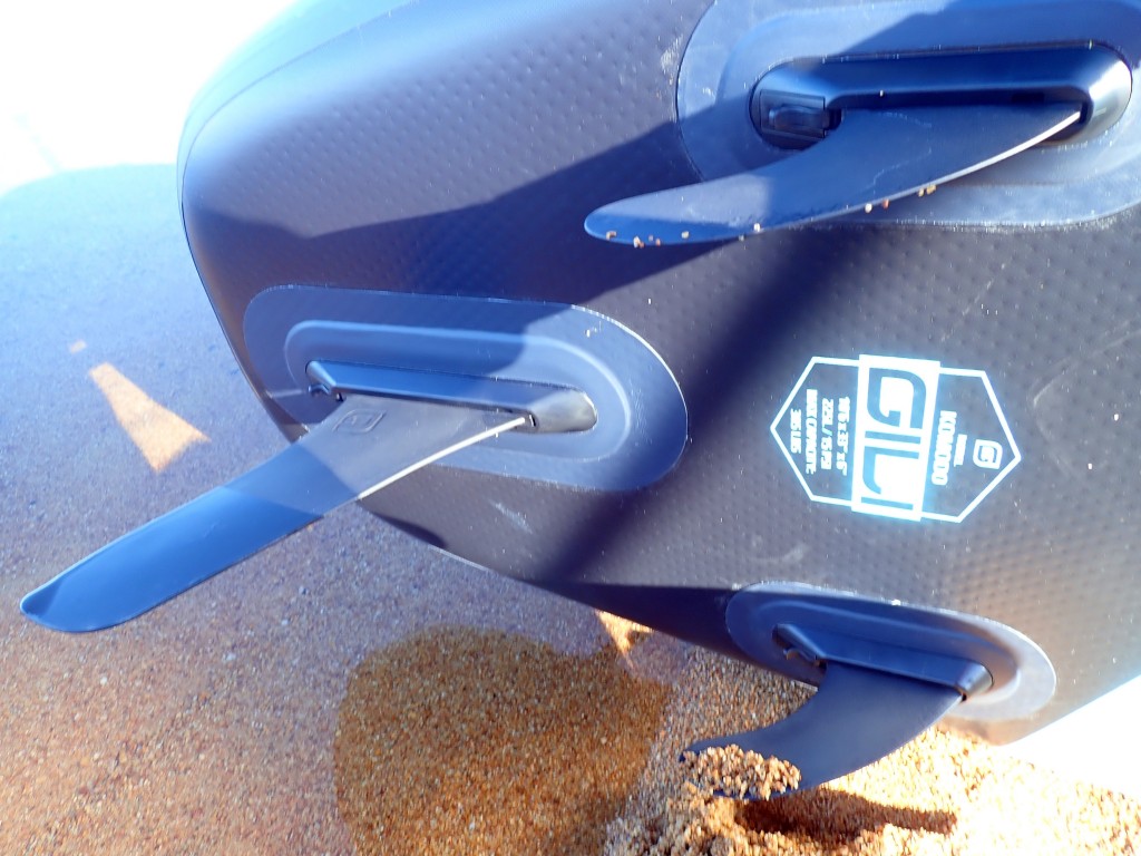 Revisión de sup inflable Gili Komodo: las aletas del Gili Komodo encajan fÔcilmente y se aseguran con un...