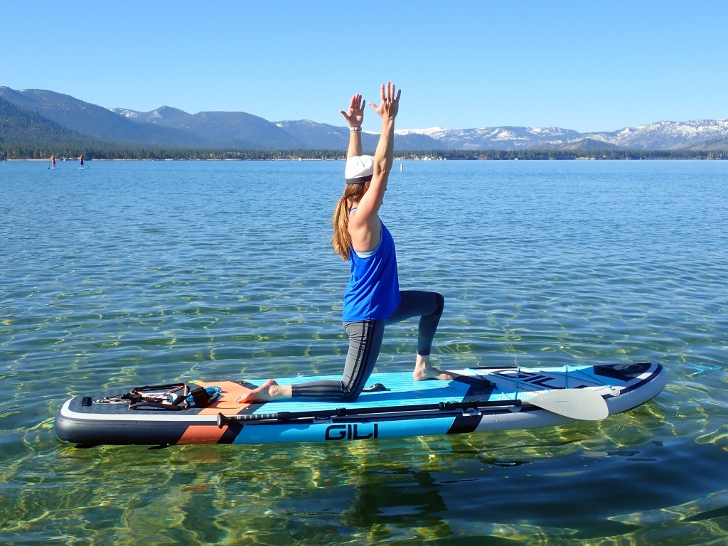 Revisión del sup inflable Gili Komodo: colocar el remo en la correa de velcro en el costado lo mantuvo fuera de...
