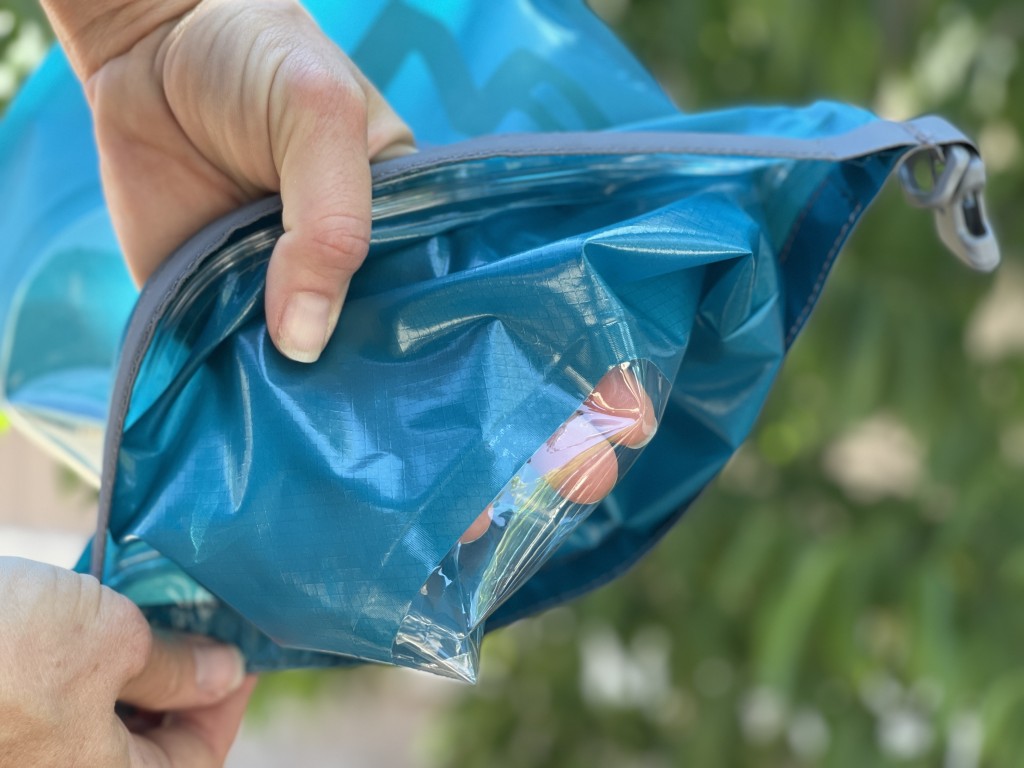 Revisión de la bolsa seca nrs ether hydrolock: la tela con silicona es brillante, resistente y muy impermeable.