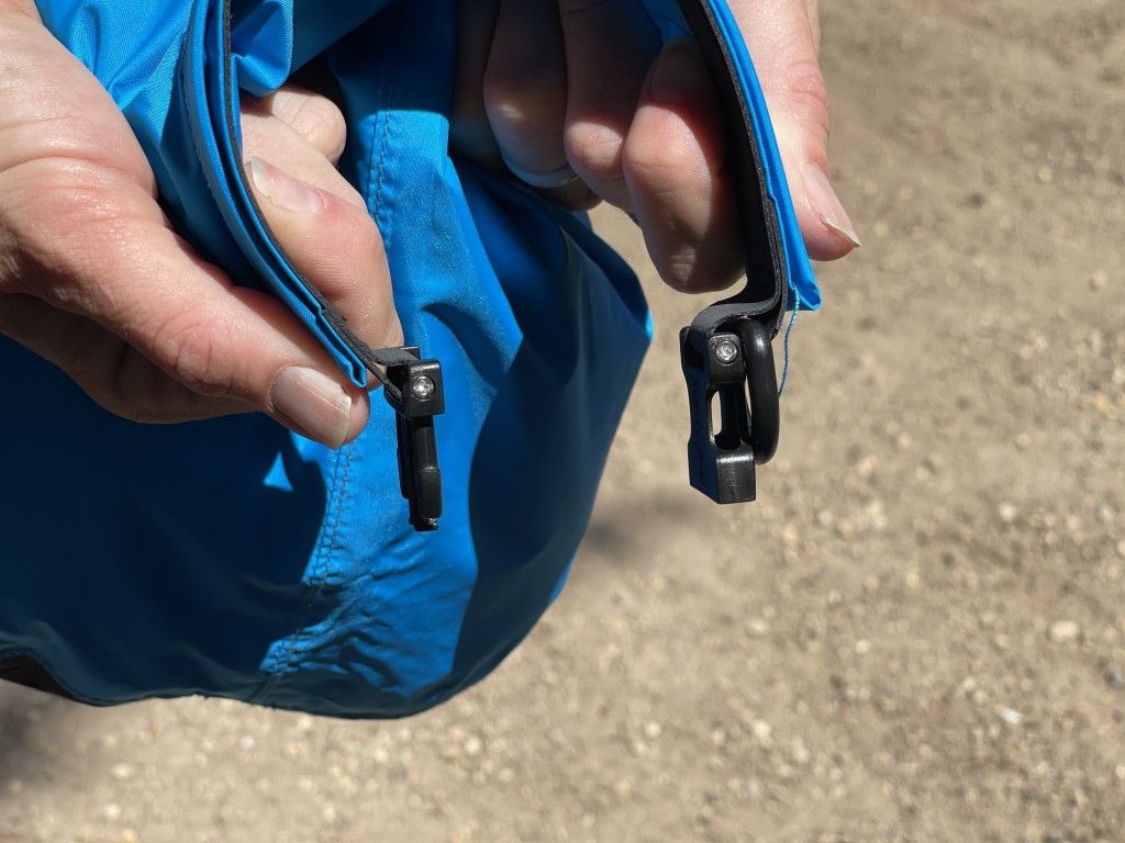 Revisión de la bolsa seca con vista del mar a la cumbre: los pasadores de acero inoxidable que sujetan estos clips de plĆ”stico son extraĆbles...
