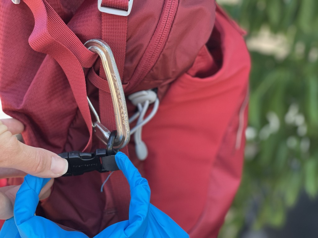 Revisión de la bolsa seca con vista del mar a la cumbre: la vista tiene un anillo en D para sujetarla a su mochila o embarcación.