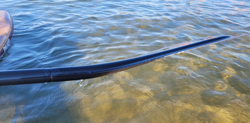 Revisión del remo de sup de 2 piezas Aquabound Malta Carbon: la hoja desplazada estĆ” configurada en 10 grados, perfecta para la mayorĆa de las personas.