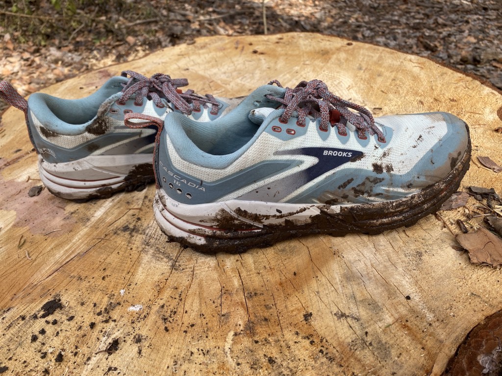 Revisión de las zapatillas de trail running Brooks Cascadia 16 para mujer: las Brooks Cascadia 16 son unas zapatillas resistentes y duraderas listas para afrontar...
