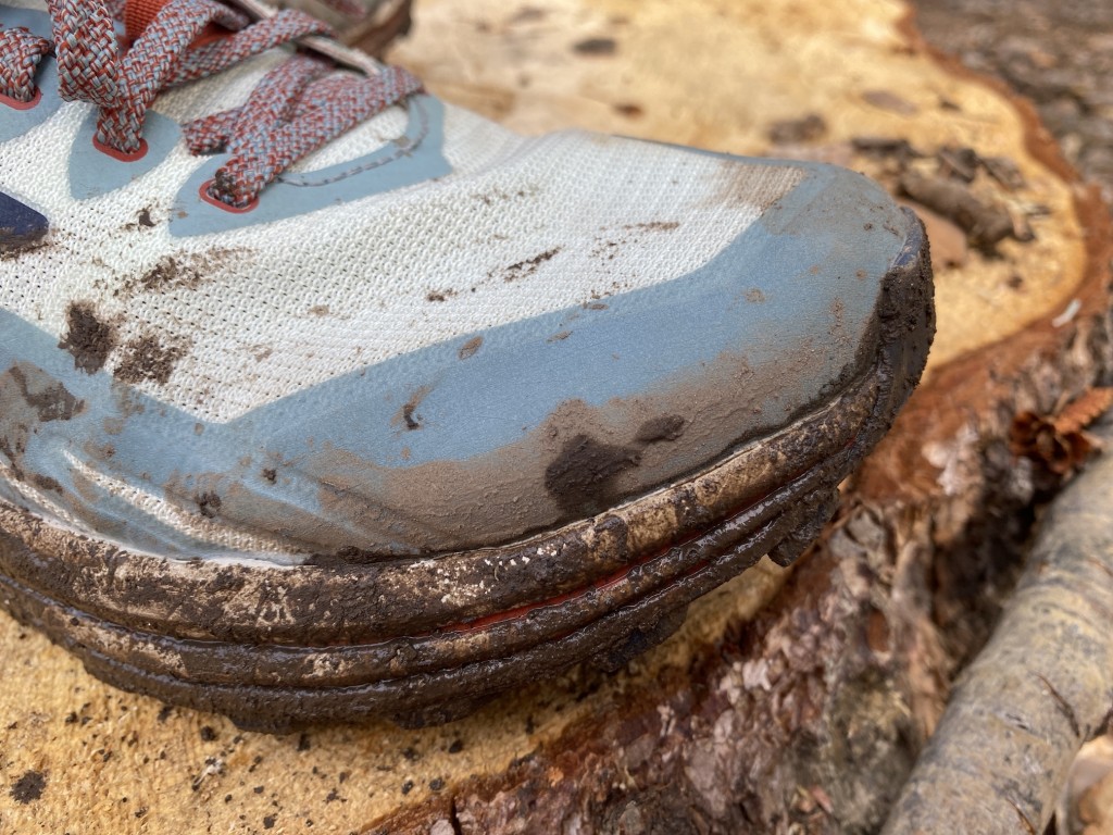 Revisión de las zapatillas de trail running Brooks Cascadia 16 para mujer: una puntera dura, una parte superior muy tejida y una amortiguación gruesa bajo los pies...