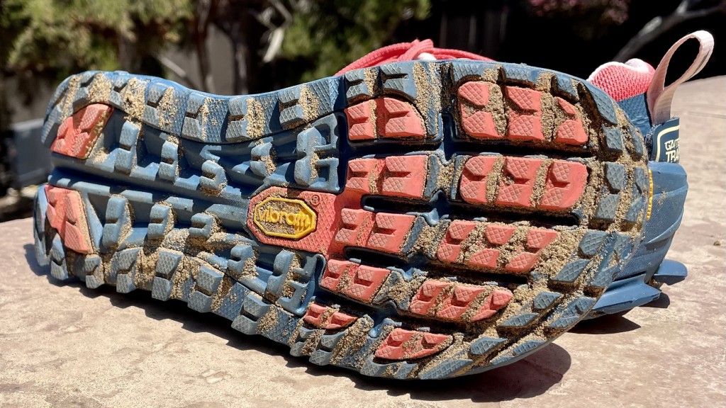 Revisión de las zapatillas de trail running Altra Olympus 4 para mujer: aunque la tracción es una de las mejores que hemos visto, el barro y la humedad...