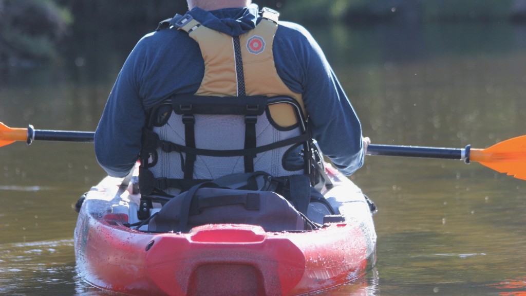 Revisión del kayak Jackson Staxx: el pozo de almacenamiento no seco en la parte trasera del kayak es bastante grande y...