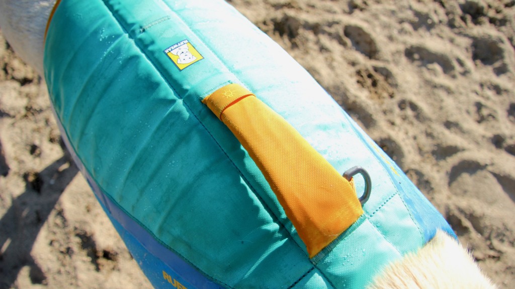 Revisión del chaleco salvavidas Ruffwear Float Coat: el mango es de perfil bajo pero deja mucho espacio para conseguir un seguro...