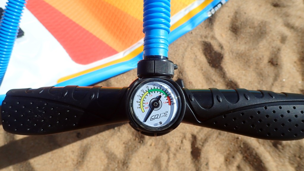 Revisión del sup inflable badfish flyweight: la bomba de doble acción y la manguera permitieron a los remeros inflar la tabla...
