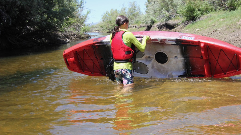 Revisión del kayak jackson staxx: las manijas laterales grandes del staxx hacen que sea mÔs fÔcil volver a enderezarlo si...