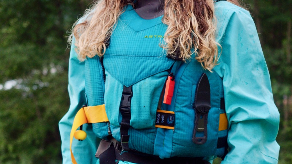 revisión del pfd astral layla: un bolsillo de tamaño mediano, un lugar para colocar el cuchillo y un lugar para...