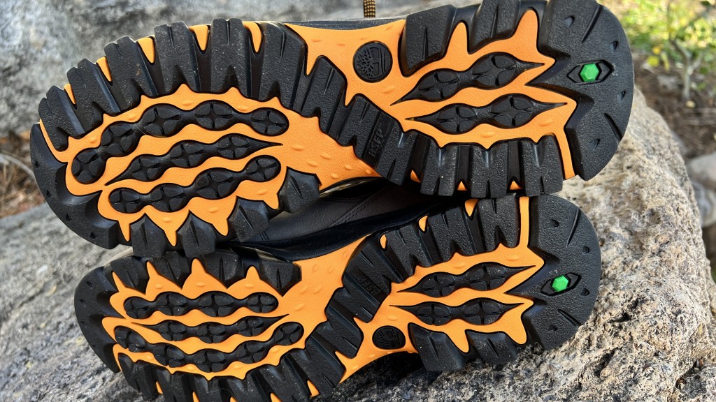 monte Timberland. Revisión de las botas de montaña Maddsen Mid impermeables para hombre: el patrón de tacos es bastante poco profundo para este tipo de bota. Nosotros...