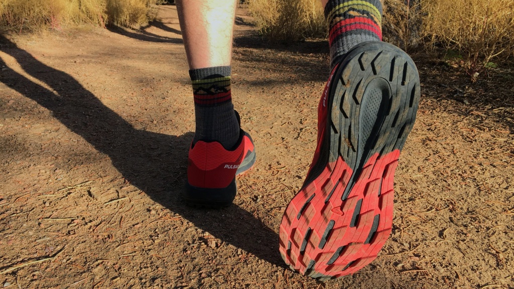 Revisión de las zapatillas de trail running Salomon Pulsar Trail para hombre: las orejetas de las Pulsar Trail fluyen con tu zancada y brindan mÔs...