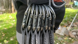 El portamaterial delantero de la Solution tiene capacidad para 8 piezas de equipo.