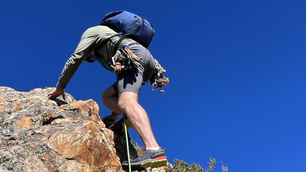 Revisión del arnés de escalada ligero Blue Ice Choucas: trepando por rocas bajas de quinta clase bajo la luz de Choucas.