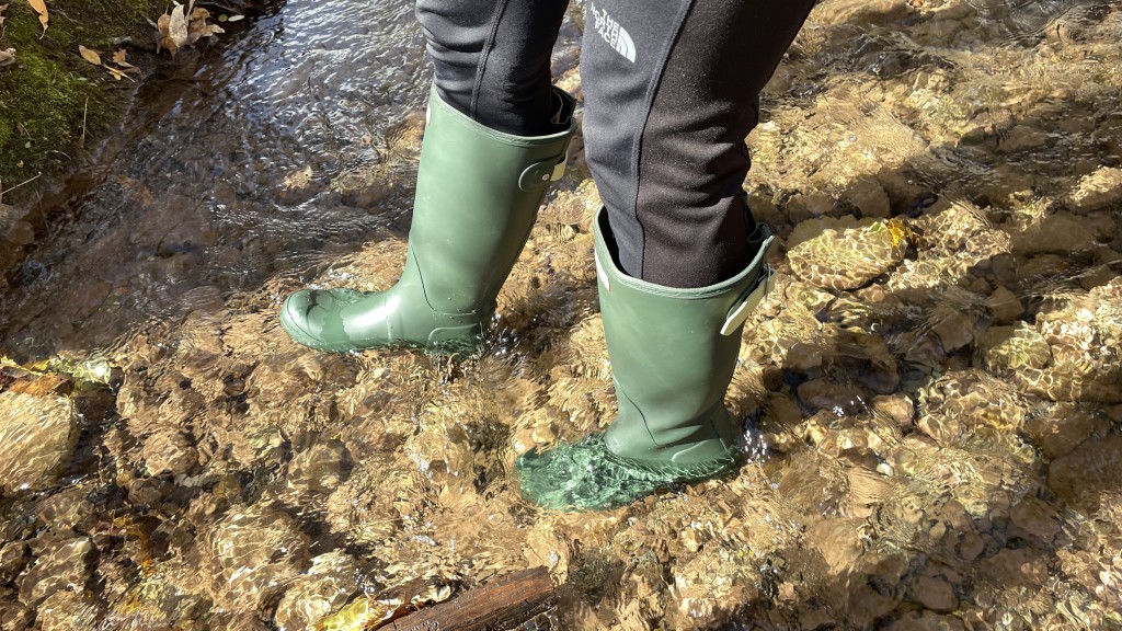 Revisión de botas de lluvia Hunter originales ajustables en la parte trasera para mujer: el Hunter original en un arroyo helado. Si bien estas botas son excelentes...