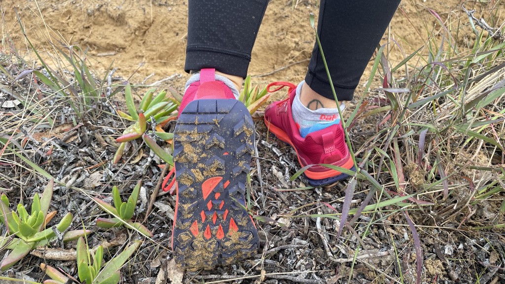 Revisión de las zapatillas de trail running Altra Lone Peak 7 para mujer: las orejetas en el pico único son fuertes y con agarre, mientras que las especificadas...