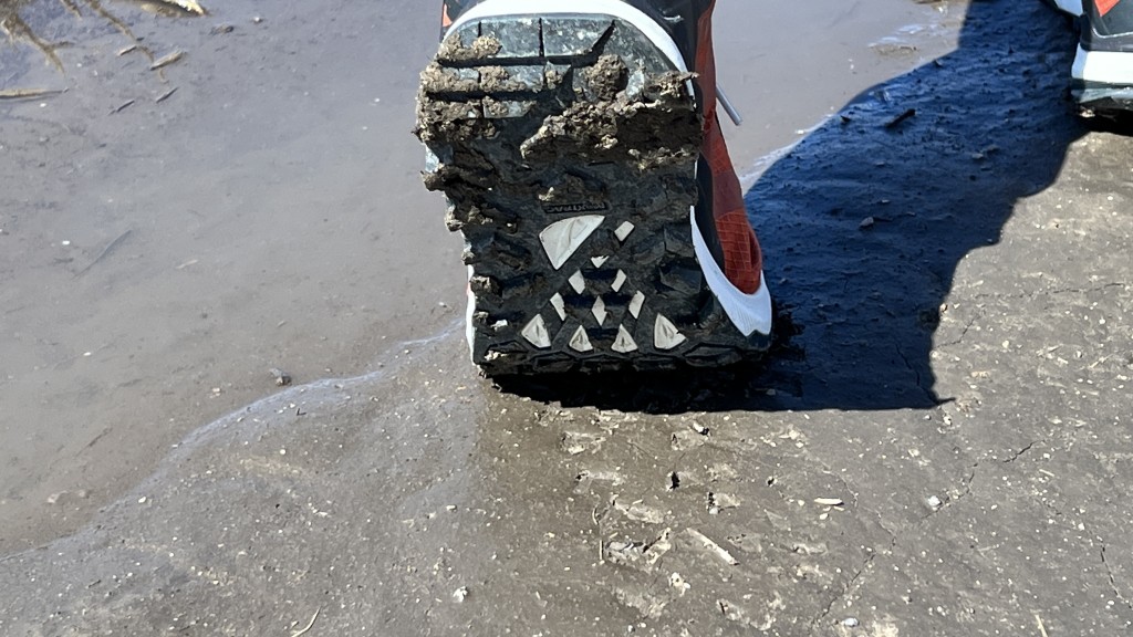 Revisión de las botas de montaña Altra lone Peak all-wthr mid 2 para hombre: las orejetas duratread se agarran bien en condiciones de senderos sucios.