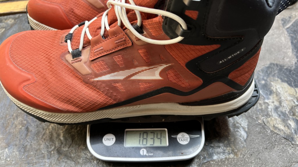 Revisión de las botas de montaña Altra lone Peak All-Wthr Mid 2 para hombre: prueba del peso de las botas All-Wthr en nuestra propia bÔscula