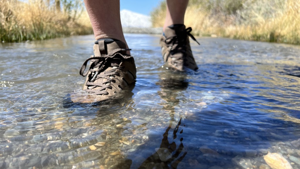 Revisión de zapatos para caminar impermeables oboz sawtooth x low para hombres: caminando a través de este arroyo hinchado de deshielo en una caminata de prueba, nuestro...