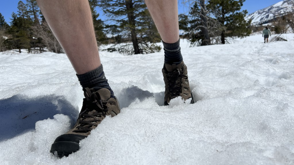 Revisión de los zapatos para caminar impermeables oboz sawtooth x low para hombres: el patrón de la banda de rodadura en el borde del diente de sierra nos permitió cortar...