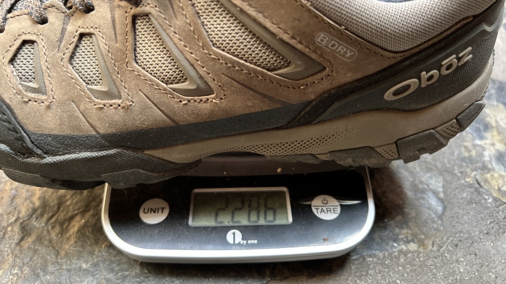 Revisión de los zapatos de senderismo impermeables oboz sawtooth x low para hombre: verificando el peso del sawtooth x low. estos no son ultraligeros...