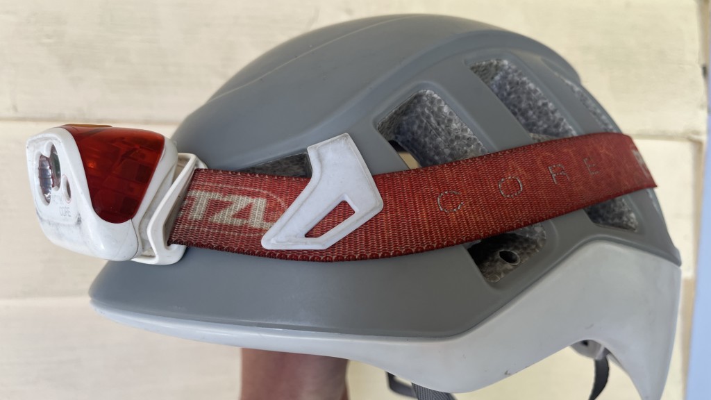 Revisión del casco de escalada Petzl Meteor: los clips del faro del Meteor son efectivos y estÔn bien diseñados.