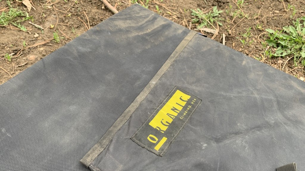 Revisión de la almohadilla de choque para búlder con almohadilla completa orgánica: la almohadilla orgánica completa está construida con una resistente carcasa exterior de nailon de 1050 denier.