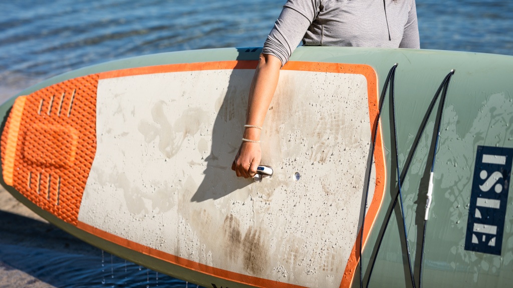 Revisión de la tabla de stand up paddle isle versa 2.0: el asa de transporte estÔ bien colocada en el versa 2.0, lo que ayuda a...