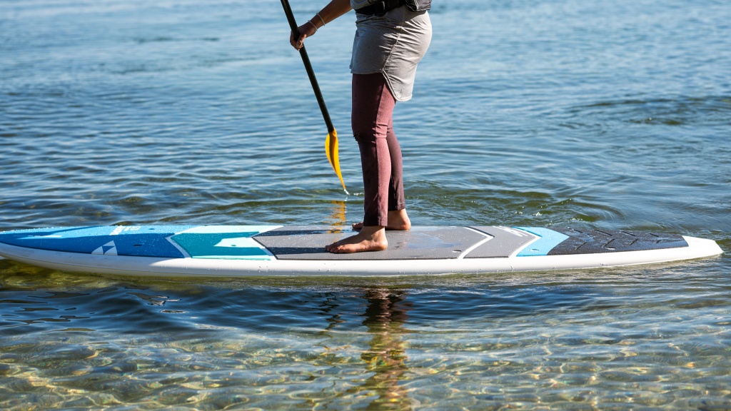 sic maui tao fit en la revisión de la tabla de stand up paddle: el tao fit tiene una plataforma con agarre y viene con una cuerda elÔstica para agregar...