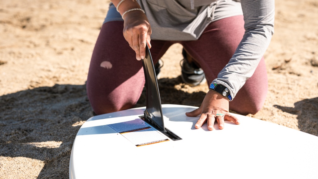 sic maui tao fit en la revisión de la tabla de stand up paddle: con un simple sistema de deslizamiento y bloqueo, esta configuración de aleta sin tornillos...