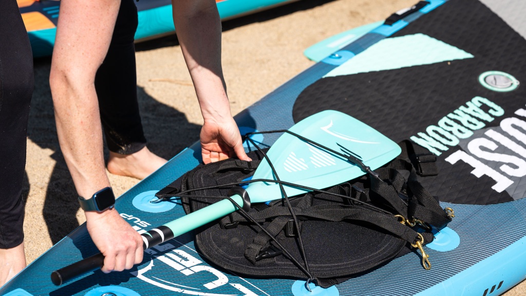 Revisión del sup inflable de carbono Bluefin Cruise: el remo incluido se puede convertir de sup a kayak.