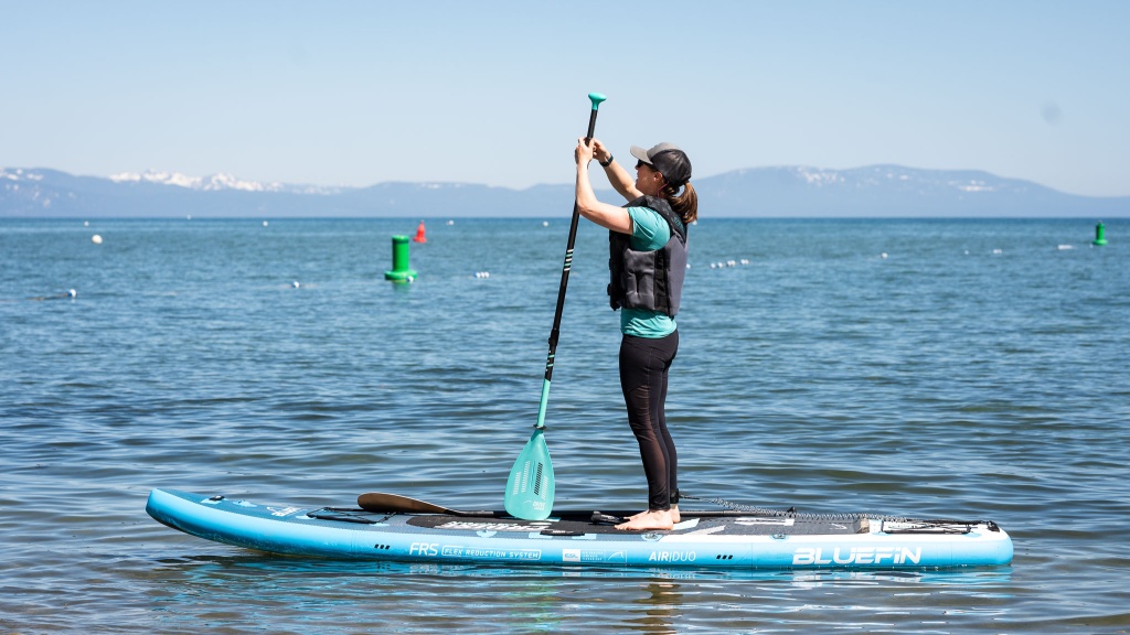 Revisión del sup inflable de carbono Bluefin Cruise: la construcción robusta y los accesorios versÔtiles mejoran la solidez...