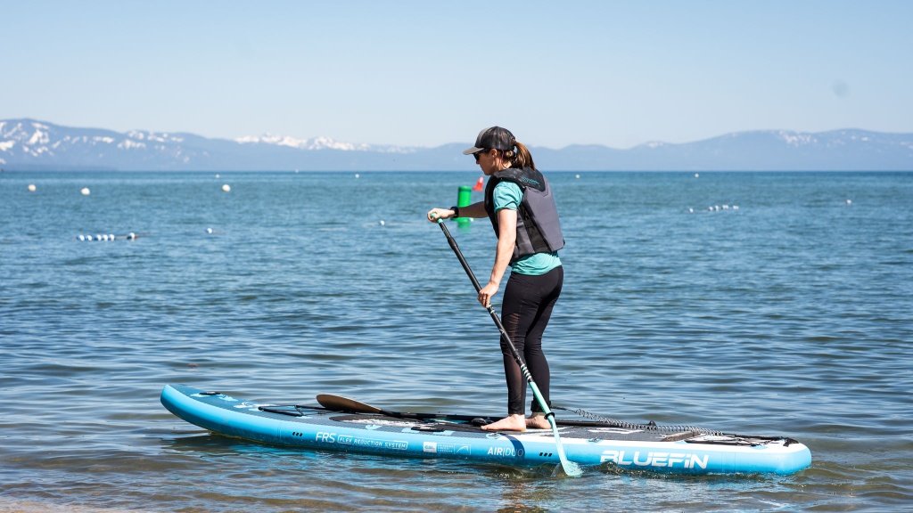 Revisión del sup inflable de carbono Bluefin Cruise: el bluefin funciona como una tabla sólida una vez que lo pones en el agua.