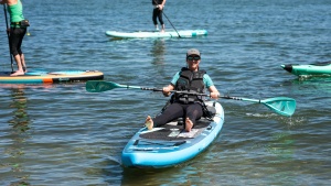 El kit de conversión de kayak incluye un accesorio de remo adicional.