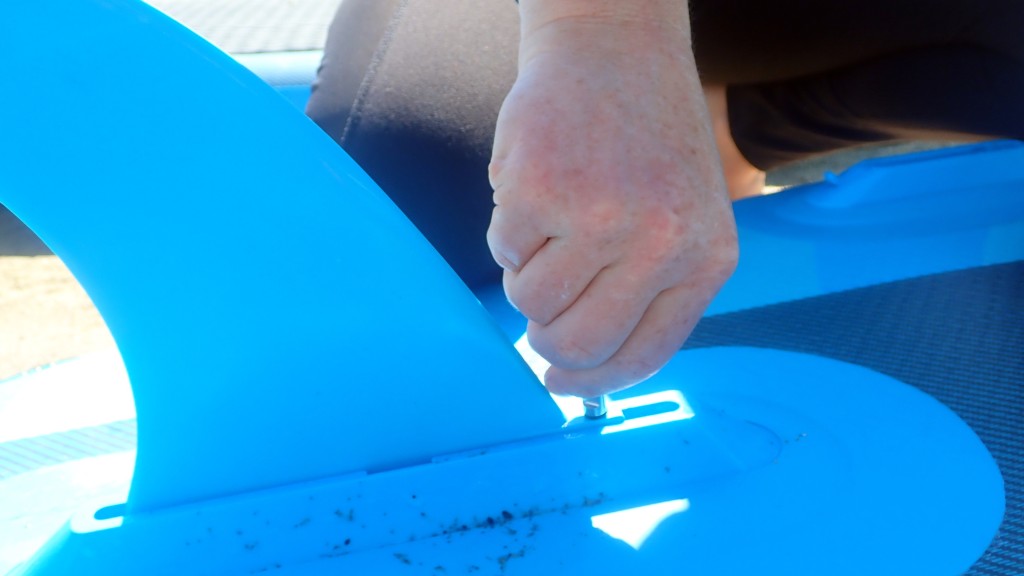Revisión del sup inflable de carbono Bluefin Cruise: la aleta central extraĆble se fija mediante un pequeƱo tornillo.