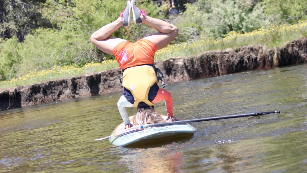 Revisión de la tabla de stand up paddle isle versa 2.0: descubrimos que isle versa 2.0 podĆa soportar algunos movimientos de yoga, incluso...
