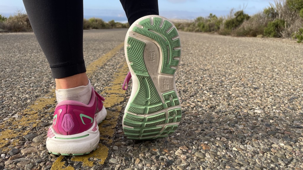 Revisión de zapatillas para correr Brooks Adrenaline GTS 23 para mujer: la Adrenaline viene en múltiples opciones de ancho, ampliando el...