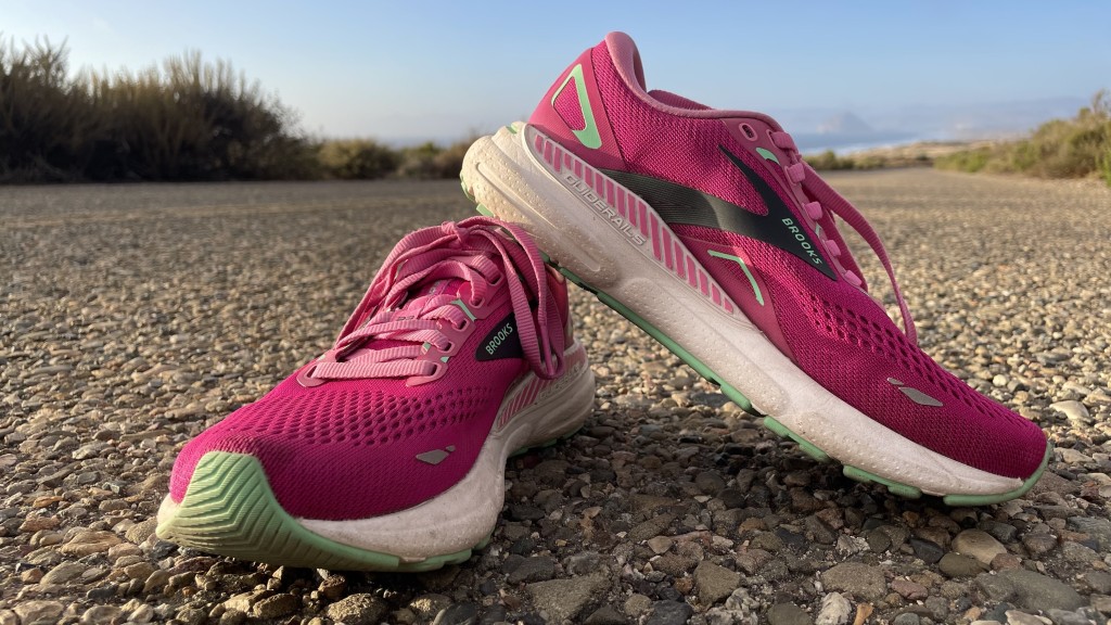 Revisión de zapatillas para correr Brooks Adrenaline GTS 23 para mujer: las guĆas ofrecen soporte sin sentirse como una estructura adicional...