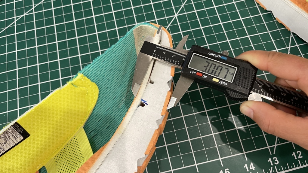 Revisión de las zapatillas para correr Hoka Clifton 9 para hombre: la espuma gruesa tambiĆ©n tiene un balancĆn suave, que ayuda en...