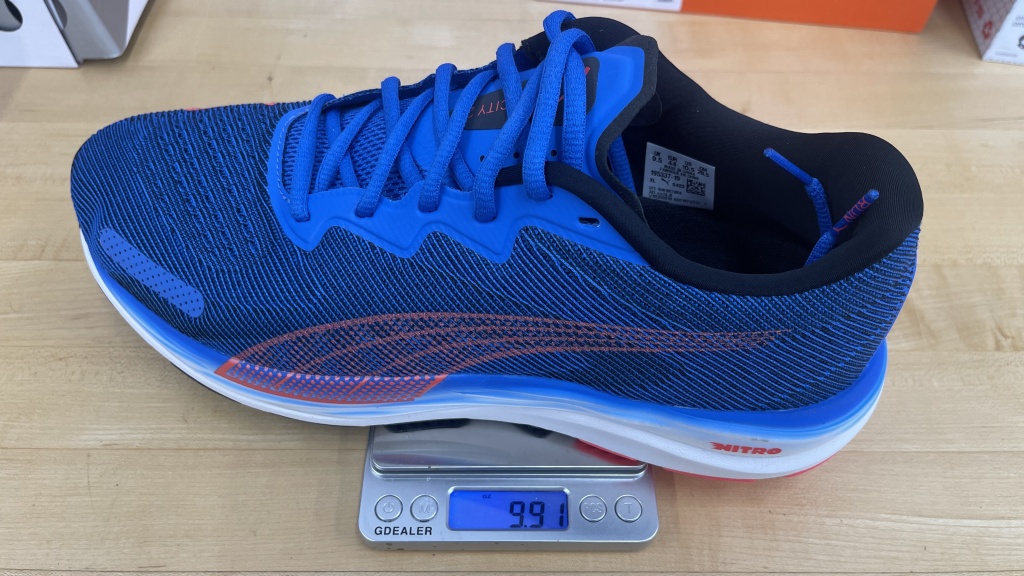 Revisión de las zapatillas para correr Puma Velocity Nitro 2 para hombre: con 9,91 onzas por zapato de hombre talla 10,5, este zapato no es ultraligero...