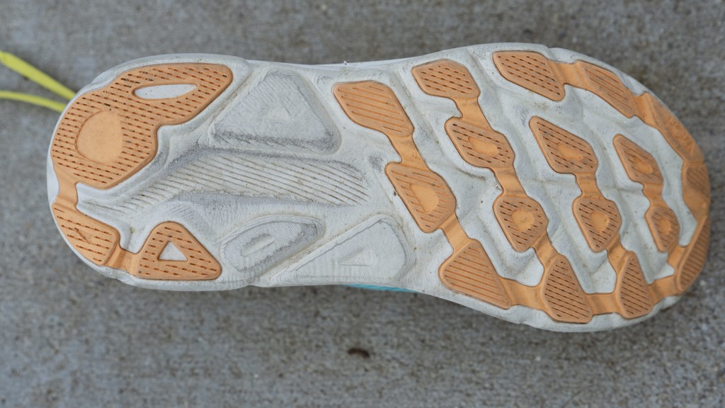 Revisión de las zapatillas para correr Hoka Clifton 9 para hombre: entre las paredes laterales y la base ancha, las Clifton son una buena opción...