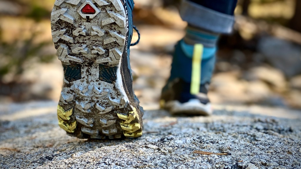 Revisión de botas de montaña salomon x ultra 4 mid gore-tex para mujer: la goma contagrip con estampado de chevron en las x ultra 4 ofrece...