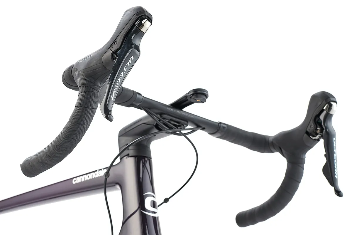 Disco de carbono Cannondale SuperSix Evo Ultegra Manillar HollowGram SAVE y potencia HollowGram KNĆT en la bicicleta de carretera Cannondale SuperSix Evo Carbon Disc Ultegra