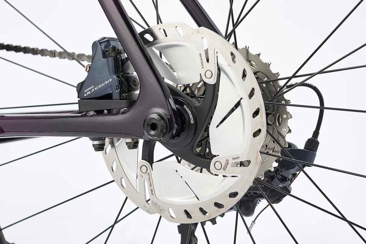 Cannondale SuperSix Evo Carbon Disc Ultegra 07 Rotores Ice-Tech en la bicicleta de carretera Cannondale SuperSix Evo Carbon Disc Ultegra