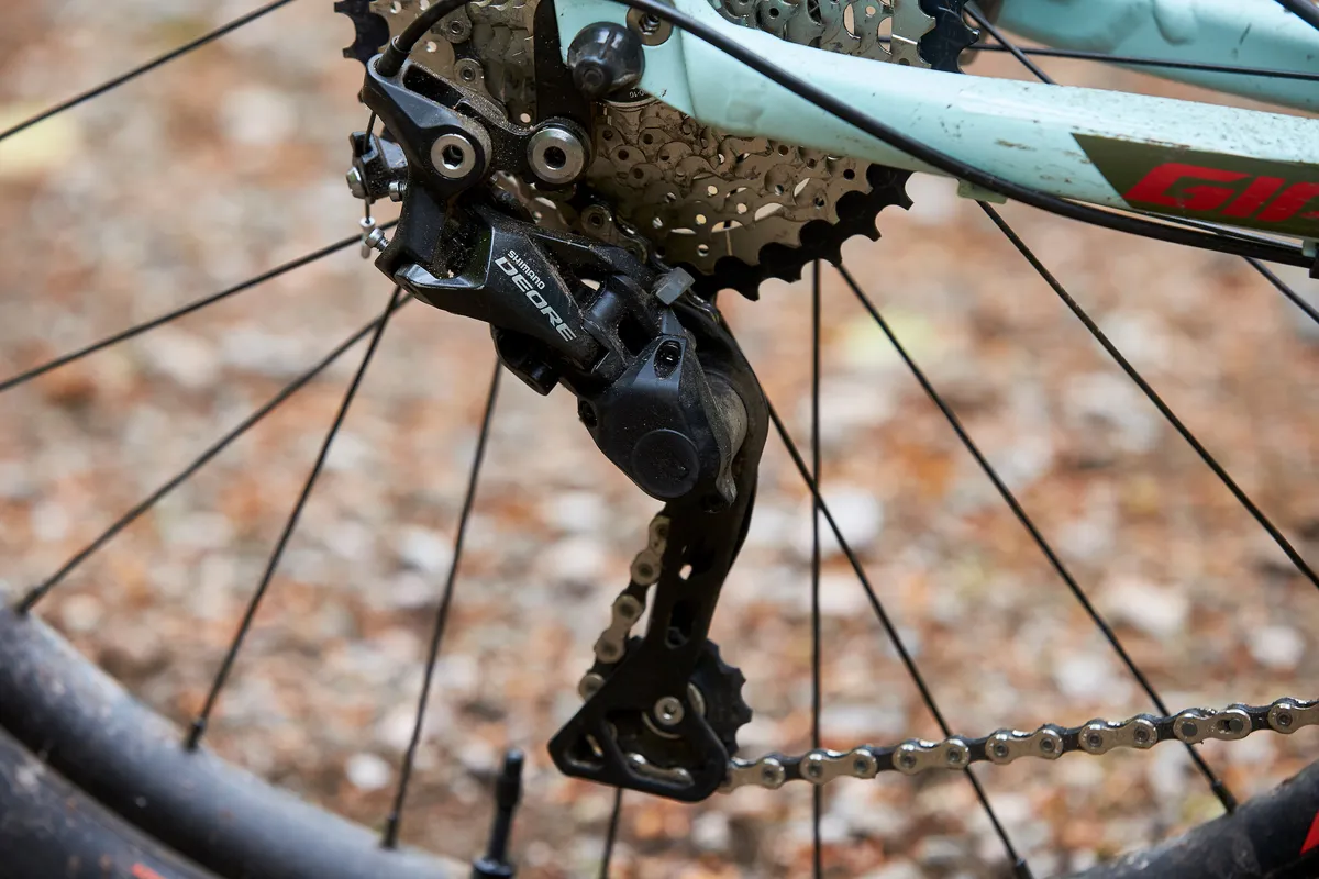 Braza gigante 2 04 Cambio trasero Shimano Deore en bicicleta de montaƱa Giant Fathom 2