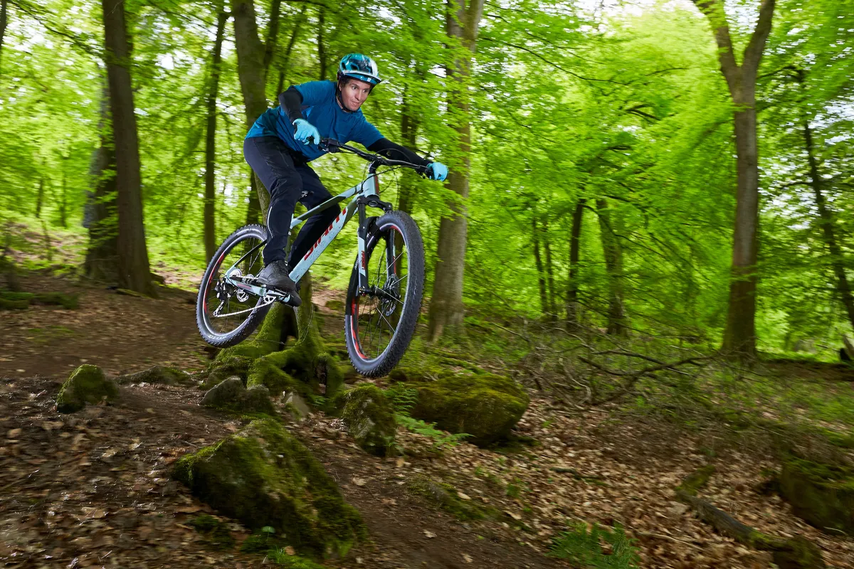 Braza gigante 2 15 Ciclista montando bicicleta de montaƱa rĆgida de color azul claro en el bosque de Dean
