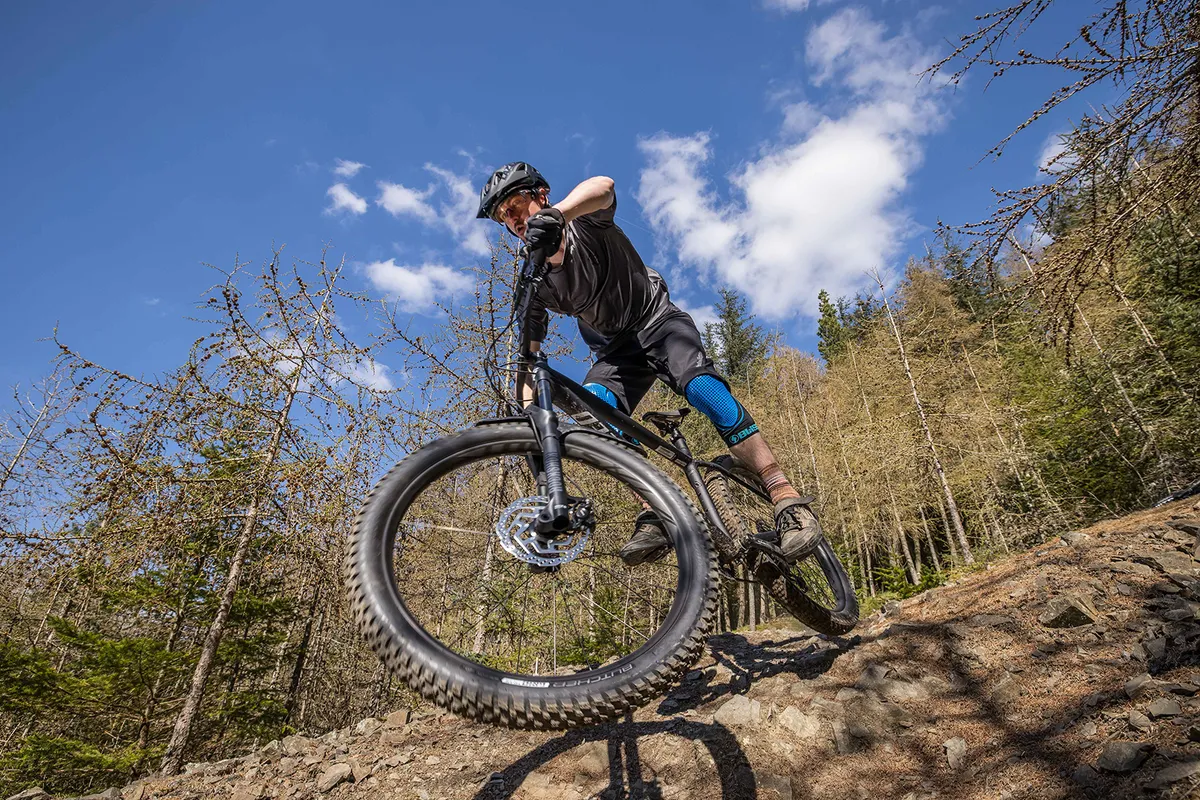 Ciclista con top gris montando la bicicleta de montaƱa rĆgida Specialized Fuse 27.5