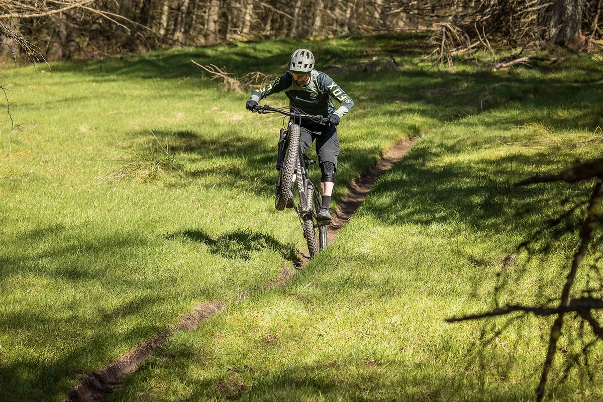 Ciclista con top gris montando la bicicleta de montaƱa rĆgida Specialized Fuse 27.5